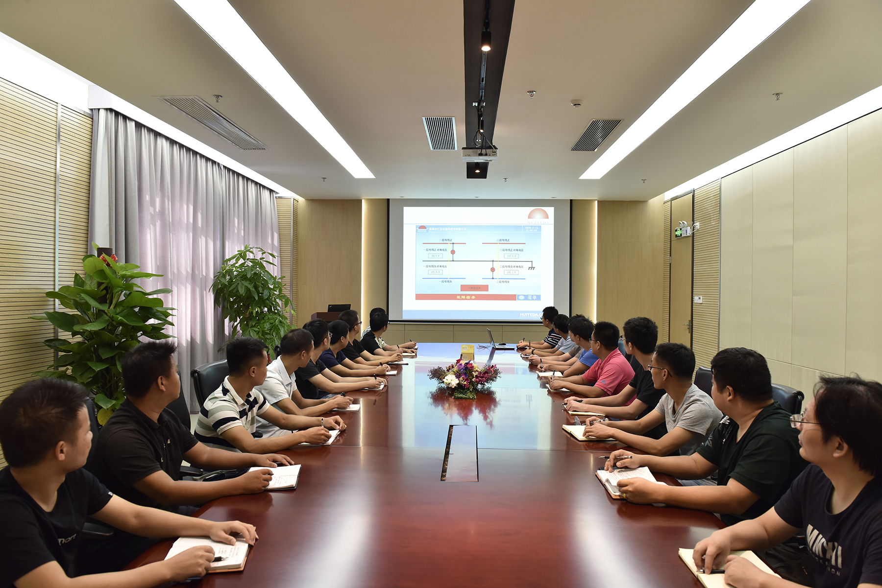 公司會議室-深圳市匯業(yè)達通訊技術有限公司